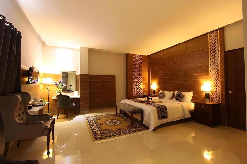 Grand Amira Hotel Solo, Azana Hotels Collection Екстериор снимка
